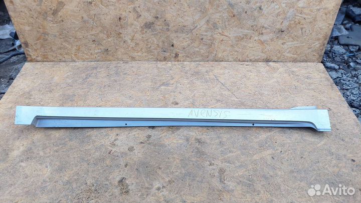 Накладка порога правая Toyota Avensis T270