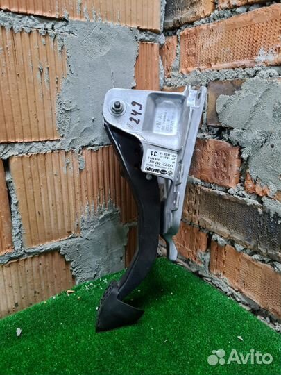 Педаль сцепления Skoda Octavia A5