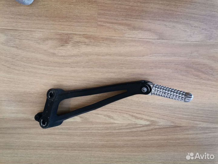 Кронштейн подножки yamaha r1