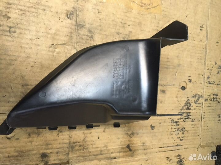 Дефлекто радиатора правый Renault Logan