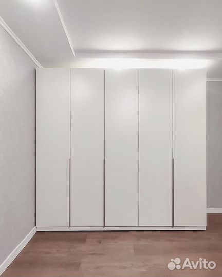 Современный распашной шкаф