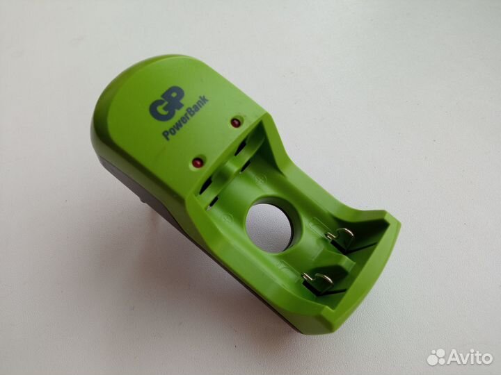 Зарядник GP для 2 аккумуляторов, почти новый