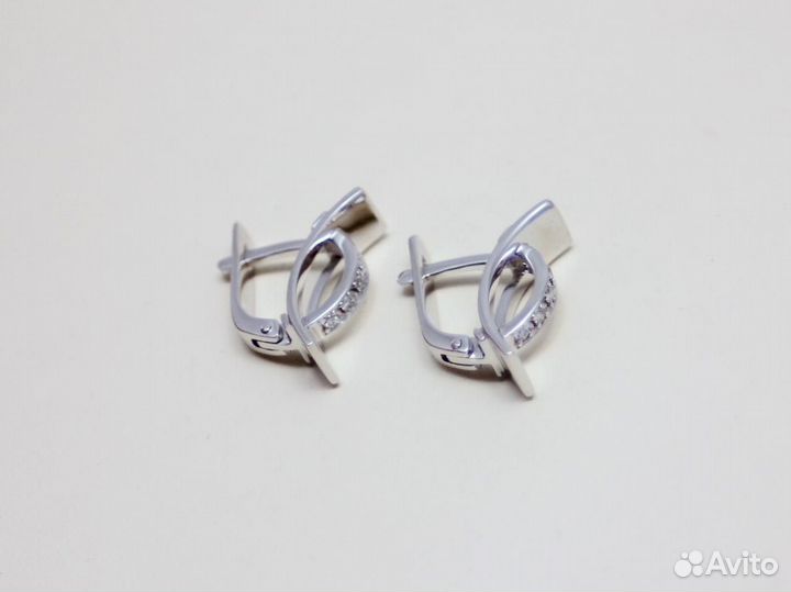 Серьги женские из белого золота 585 пробы, английский замок, вставка 10 бриллиантов, вес 3,88 г