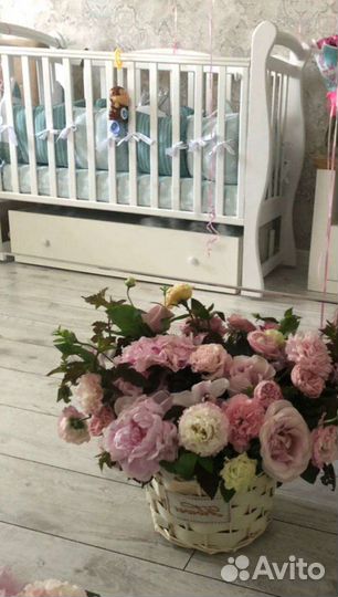 Детская кроватка с маятником