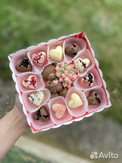 Шоколадный мишка с букетом