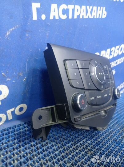 Панель управления магнитолой Chevrolet Cruze седан