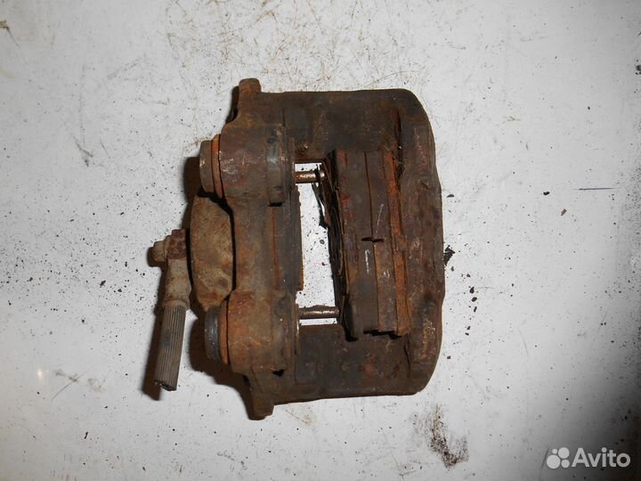 Суппорт передний левый Opel Omega A Опель Омега А