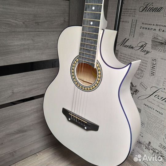 Гитара с широким грифом белого цвета