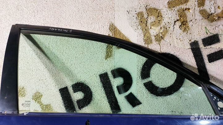 Стекло передней правой двери Toyota Avensis I