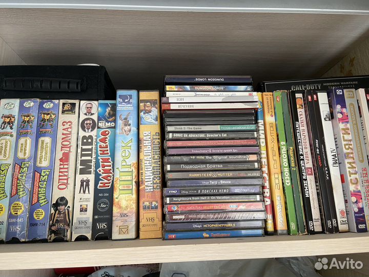 Коллекция VHS кассет и DVD/CD дисков