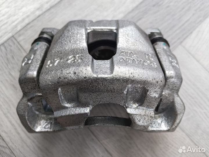 Суппорт передний правый на toyota NZE124, NZE121