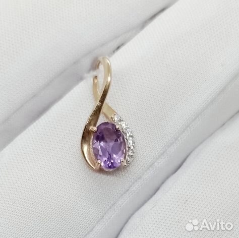 Золотая подвеска с камнем
