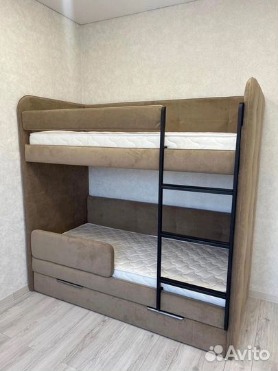Двухъярусная кровать с 3мя спальными местами