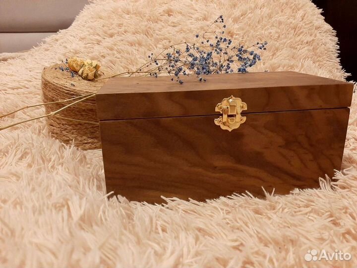 Деревянная шкатулка