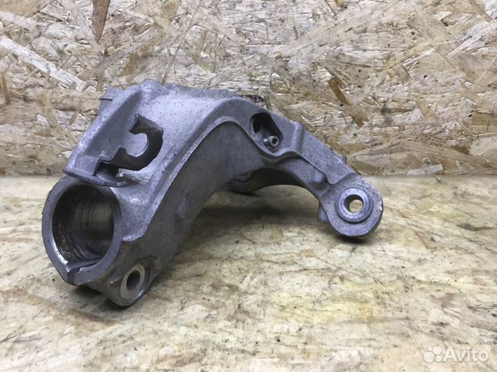 Кулак поворотный передний правый Volkswagen Passat