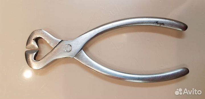 Старинные щипцы для колки сахара