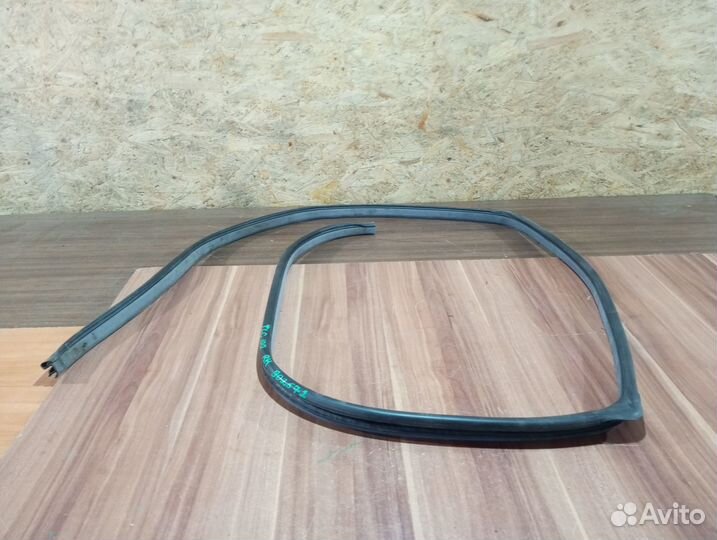 Уплотнитель проема задней правой серый Toyota land