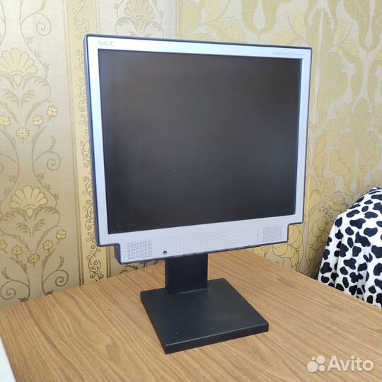 Монитор NEC MultiSync1760VM 17