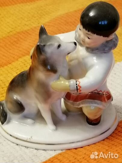 Фарфоровая статуэтка 