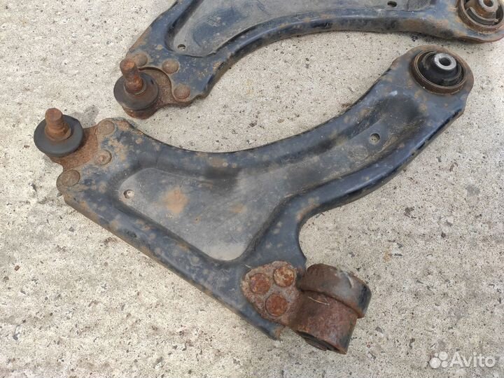 Рычаг подвески передний на Opel Meriva A