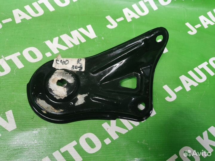 Кронштейн передней балки Toyota Camry