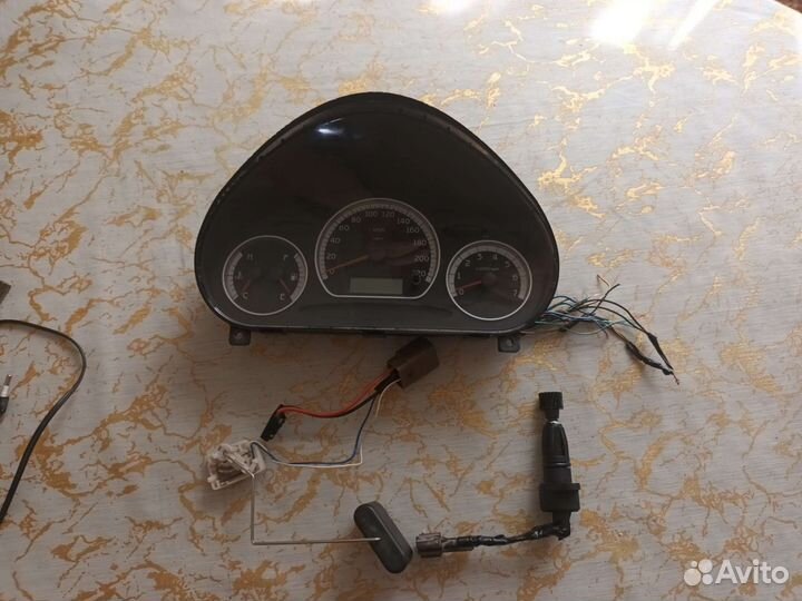 Панель приборов с тахометром