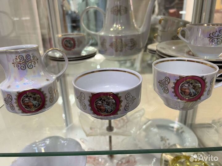 Красивый чайный сервиз. фарфор