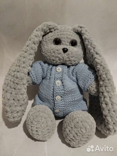 Плюшевый заяц вязаный