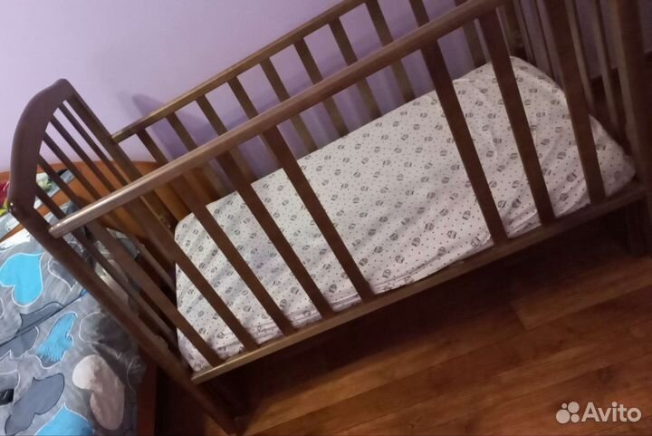 Кроватка с маятником