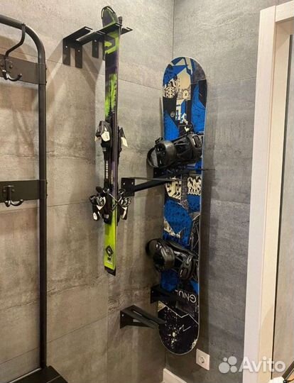 Крепление-держатель для лыж на стене