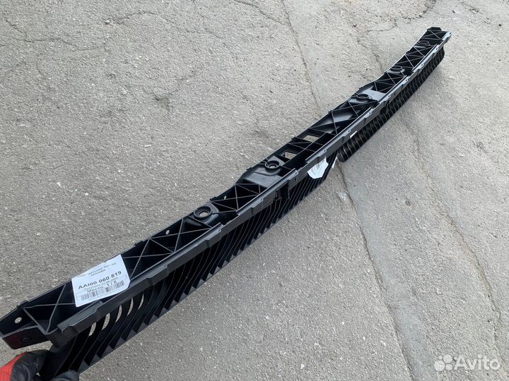 Направляющая заднего бампера центральная Tiguan 2