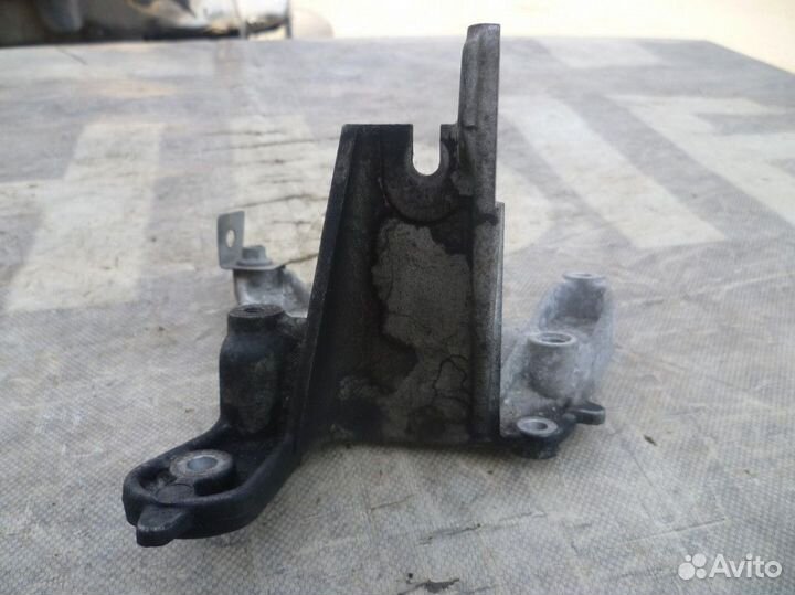 Форд Куга Кронштейн двигателя