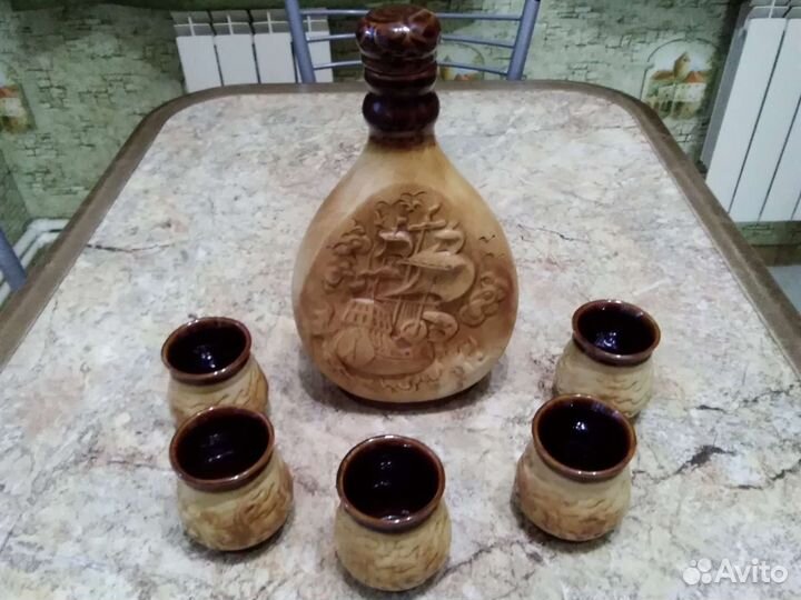 Графин со стаканами для вина