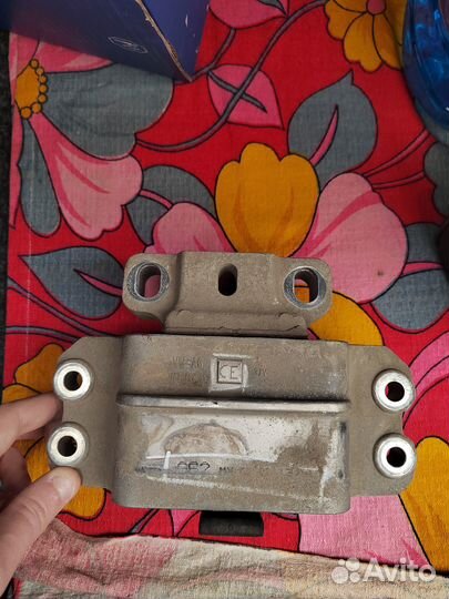 Опора кпп левая Volkswagen Jetta 6