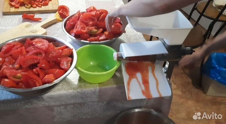 Соковыжималка для томатов и ягод новая