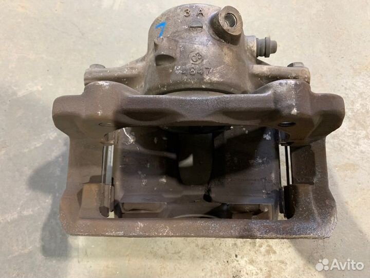 Суппорт передний левый Mercedes-Benz C-Class W204