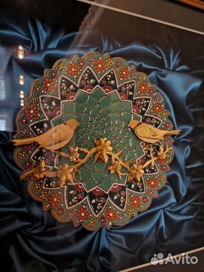 Тарелка с украшениями покрытая золотом