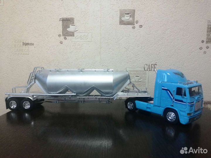 Модель Freightliner 1/32