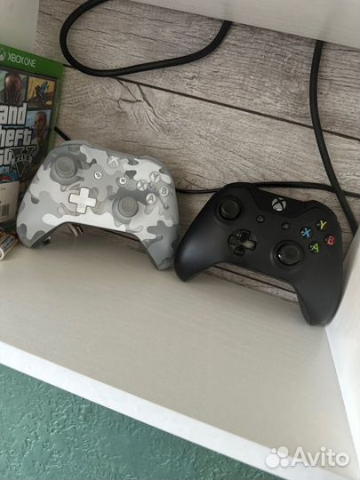 Xbox One и 2 джойстика
