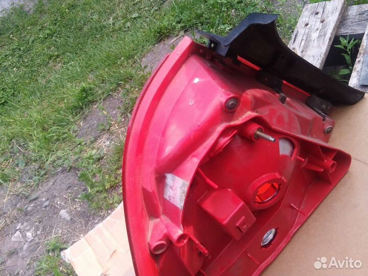 Правый задний фонарь Nissan almera classic b10