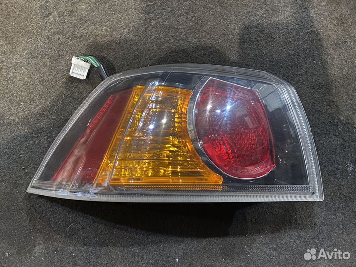 Задний левый фонарь в крыло Mitsubishi lancer 10
