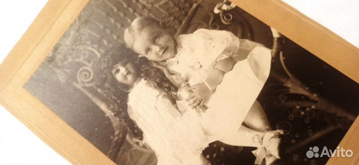 Старинная фотография девочка с куклой