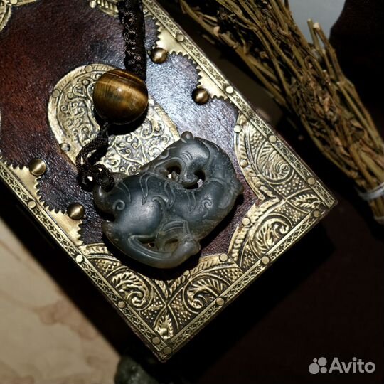 Нефрит играющий Тигр Успех, защита, авторитет