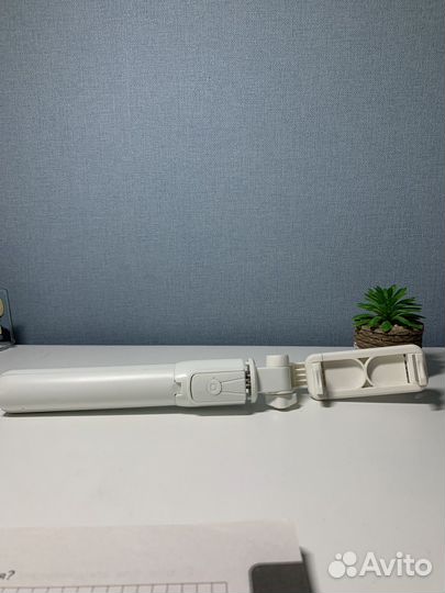 Штатив-селфи палка для телефона белая с пультом