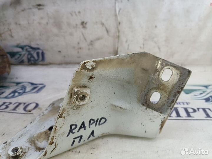 Кронштейн крепления крыла левый Skoda Rapid I (2012—2017)