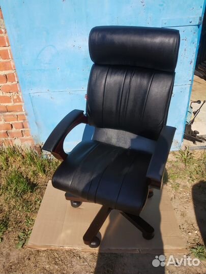 Офисное кожаное кресло руководителя