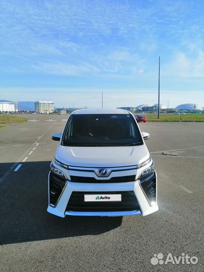 Toyota Voxy 1.8 CVT, 2017, 105 000 км