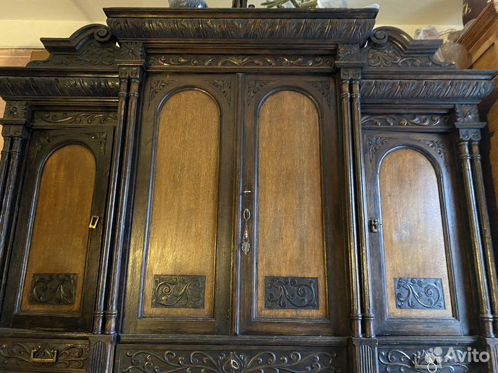 Старинный антикварный шкаф буфет