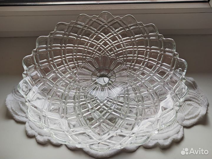 Ваза для фруктов на ножке