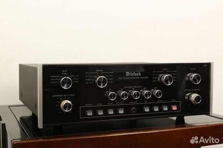 Предварительный усилитель McIntosh C40